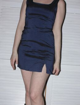 Enges kurzes blau Metallic Kleid, Minikleid, geschlitzt, Gr. 36 - Düsseldorf