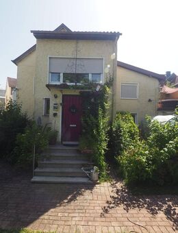 GEMÜTLICHES DREIFAMILIENHAUS IMIT SCHÖNEM GARTEN UND 4 GARAGEN - Zweibrücken