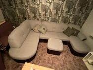 Sofa, Wohnlandschaft, Couch, Schlafsofa, grau, schwarz + Hocker - Bruchköbel Zentrum
