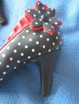 NEU im Original KARTON * 50er Jahre * Pinup * Rockabilly-Style * 3D * Blume * Blüte * Flower- Power * Punkte * Tupfen * Polka Dots * Peep Toes * High Heels * Pumps * Schuhe "t.u.k" Gr. 36,5 / 3, 5 - 3½ / 36½- 37 / 4 * schwarz * weiß * rot * - Riedlingen
