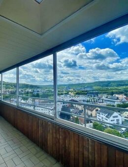 Sonnige 5-Zimmer Wohnung mit Panoramablick über Leonberg - Leonberg (Baden-Württemberg)