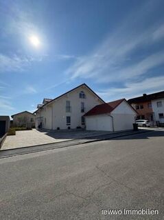 Moderne 3-Zimmer-Wohnung mit Galerie und Balkon in Burgkirchen-Holzen
