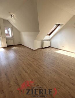 Gelegenheit, ab 01.10 frei! Schöne helle DG-Wohnung mit Balkon, Einbauküche und TG-Stellplatz! - Uhingen