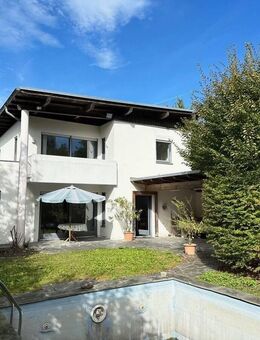 Gäubodenstadt Straubing: Großzügiges Architektenhaus mit Pool, Fußb.-Hzg. u. 1.000 m2 Grundstück! - Straubing