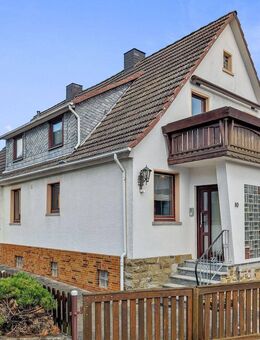 Wohnkomfort mit viel Platz für die ganze Familie trifft Gartenidylle - Biedenkopf