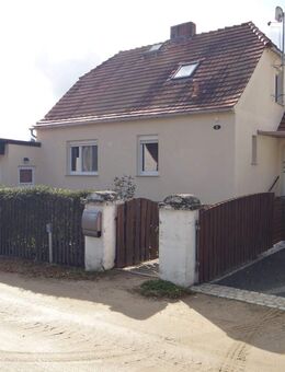 Kleines schönes Einfamilienhaus in ruhiger Lage mit Pool und Doppelgarage - Niesky