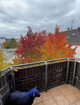 Hochattraktive 2,5-Zimmer-Dachgeschosswohnung, sehr hell und mit Balkon, Aufzug & Tiefgarage! - Krefeld