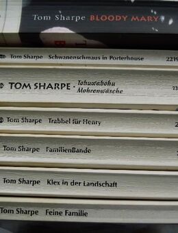Tom Sharpe 8 Romane Humor Satire Bestseller Bloody Mary  FamilienBande  Feine Familie  Klex in der Landschaft  Schwanenschmaus in Porterhouse Tohuwabohu Mohrenwäsche Trabbel für Henry 7 Bücher zus. 7,- - Flensburg