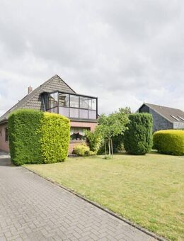 Großes Einfamilienhaus mit Vollkeller und Doppelgarage in Kirchhatten - Hatten