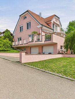Mediterranes Wohnen: Elegantes Haus mit Einliegerwohnung und Traumgarten - Lauchheim
