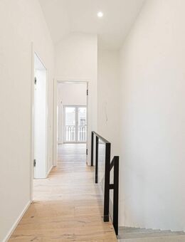 Modernes Wohnen mit Charme - Neubau-Maisonette mit Südbalkon im Obergeschoss - München