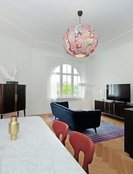 Lehel am Engl. Garten: Luxuriöse, kernsanierte 2-Zimmer-Altbauwohnung (=möbliert) mit Fitnessraum! - München