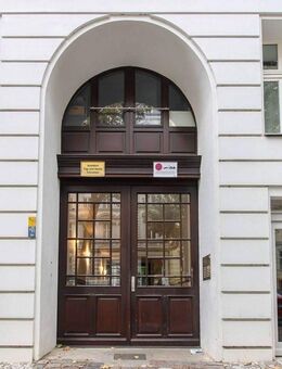 2 Zimmer mit Option auf mehr! Stilvolle Altbauwohnung mit großem Balkon trifft neue Ideen - Berlin