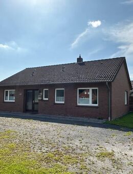 Wohnen, wo andere Urlaub machen - Einfamilienhaus mit vielseitigem Nebengebäude direkt am Badesee - Ostrhauderfehn
