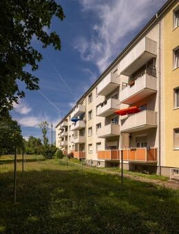 Moderne bezugsfertige 3 Zimmer-Wohnung im 3. OG mit Balkon in Merseburg - Merseburg