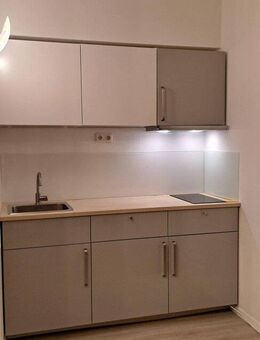 1,5-Zimmer Dachgeschosswohnung mit Einbauküche, Bad und Flur - Vaterstetten