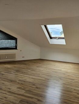 Sehr schöne und gut aufgeteilte renovierte 2,5 Zimmer Wohnung im Zentrum von Leonberg! - Leonberg (Baden-Württemberg)