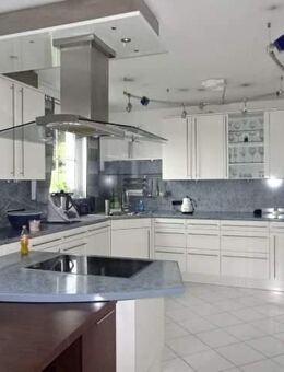 Repräsentative Villa auf 3.650 m² mit Halle für Wohnmobil oder Boot - Bruck (Oberpfalz)