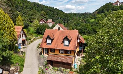 REIZVOLLES LANDHAUS IN IDYLLISCHER LAGE MIT GARAGENGEBÄUDE