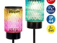 näve LED Solarleuchte Mila, Tageslichtsensor, LED fest integriert, Warmweiß, 2er Set Dekoerdspieß, Glas 1x rot, 1x blau, Dämmerungssensor, H: 25cm