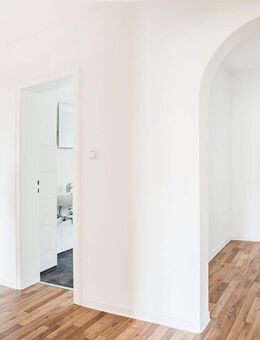 Sanierte 5-Zimmer-Wohnung auf 2 Ebenen mit Balkon, Garage und Gartenanteil - Eckersdorf