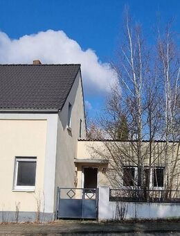 WERTVOLLES GRUNDSTÜCK + KLEINES EINFAMILIENHAUS MIT WINTERGARTEN UND GARAGE - Langenfeld (Rheinland)