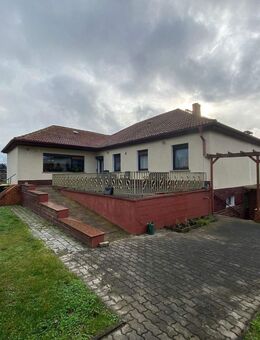 Einfamilienhaus im Bungalowstil, L-Form und Einliegerwohnung - Weißwasser (Oberlausitz)