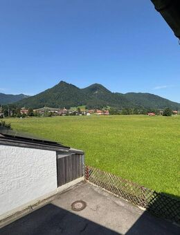 Große 3-Zi.-ETW mit Gäste-WC, 3 Balkonen, ausgebauten Kellerräumen, Gärtchen, eig. Garage u. Stpl. - Ruhpolding
