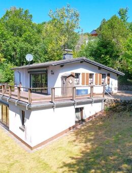 Ruhig gelegenes Wohnhaus mit Balkon, Terrasse, Garten, 3 Garagen und einzigartiger Aussicht in Gerolstein-Müllenborn - Gerolstein