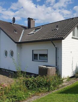 Einfamilien-Wohnhaus mit Einliegerwohnung u. Garagengebäude mit Carport von Detmold-OT Schling-40 km von Höxter - Höxter