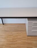 Solider grosser Mehrzweck-Schreibtisch, MDF-Platte auf Stahlunterbau in 81373