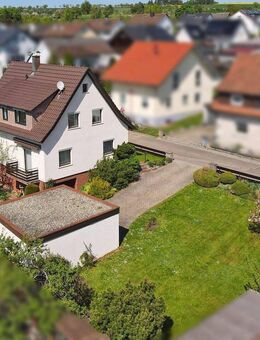 Freistehendes EFH in Mühlhausen mit großem Garten, Garagen und weiterem Baupotenzial - Tiefenbronn