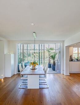 Helle Landhaus-Villa mit großem Garten in Berg am Starnberger See - Berg (Regierungsbezirk Oberbayern)