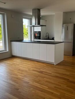 Neuwertige 3-Zi-Penthouse-Wohnung mit Einbauküche, Balkon und Tiefgaragenstellplatz - Hamburg