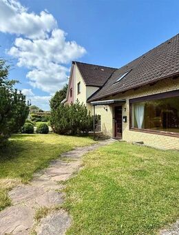 Doppelhaushälfte mit Anbau, Garage und Nebengebäude auf großzügigem Grundstück // Kiel-Kronsburg - Kiel