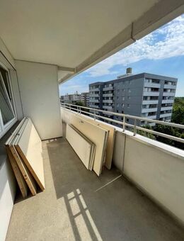 Frisch renovierte 4-Zimmer-Wohnung mit Balkon und Einbauküche in Freimann - München