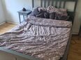 Bett (140×200) + Lattenrost + 2 Nachttische in 23554