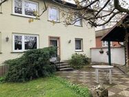 Geräumiges Zweifamilienhaus mit Garage und weitläufigem Ziergrundstück in guter, ruhiger Wohnlage - Calden