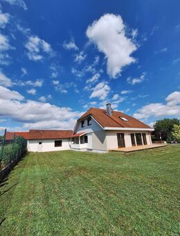 Ein- bzw. Zweifamilienhaus mit Doppelgarage und großem Garten - Greding
