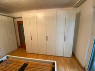 Schlafzimmerschrank und Bett weiß - Essen