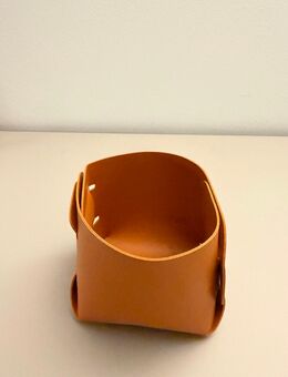 Love Sunshine – Lederoptik-Aufbewahrung in Cognac – Eleganter Organizer mit warmem Design - Langenberg