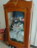 Antike Weichholz-Vitrine in 25524