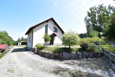 Freistehendes Einfamilienhaus mitten im Grünen!