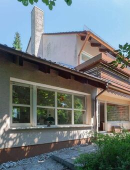 FBC - Verträumte Doppelhaushälfte mit Kaminzimmer u. 2 Garagen - Puchheim