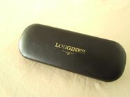 Brillen Etui "LONGINES", schwarz *NEU* Stabil gearbeitetes, schwarzes Brillenetui. Oberfläche fein genarbt, wie Leder. Innen: wie Samt, grau. Länge 15,5 cm. Breite 6 cm. KEINE Kratzer, KEINE Schrammen, NICHT benutzt ! - Bad Oeynhausen