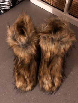 Neue Kunstfell-Stiefel - Seuzach