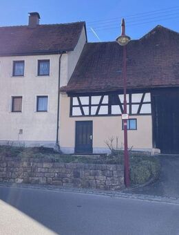 Älteres Wohnhaus mit Einliegerwohnung, Garage und großem Maschinenschuppen - Kreßberg