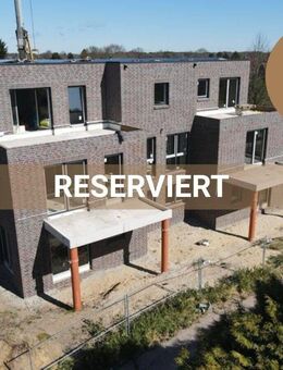 NEUBAU KfN mit QNG! 2-Zimmer-Obergeschosswohnung mit Dachterrasse und Aufzug in zentraler Lage! - Schortens