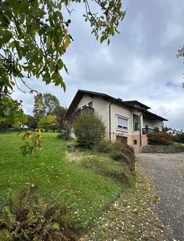 Einfamilienhaus mit Einliegerwohnung auf großzügigem Grundstück in Waldmünchen - Waldmünchen