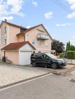 Schöne 4-Zimmer-Dachgeschosswohnung in sehr ruhiger Waldrandlage in Tegernheim - Tegernheim